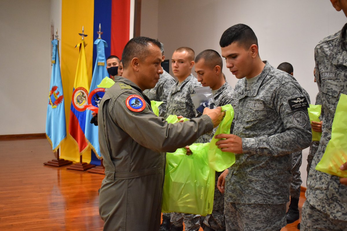 FuerzaAereaCol's tweet image. #AportamosALaPaz | En un emotivo gesto de gratitud, Soldados de Aviación participaron de una jornada de bienestar, en reconocimiento a la importante labor que realizan desde su #FuerzaAeroespacial🇨🇴 para la seguridad del país.

➡️ bit.ly/3OukvUb

#SiempreFirmes 
#CACOM1