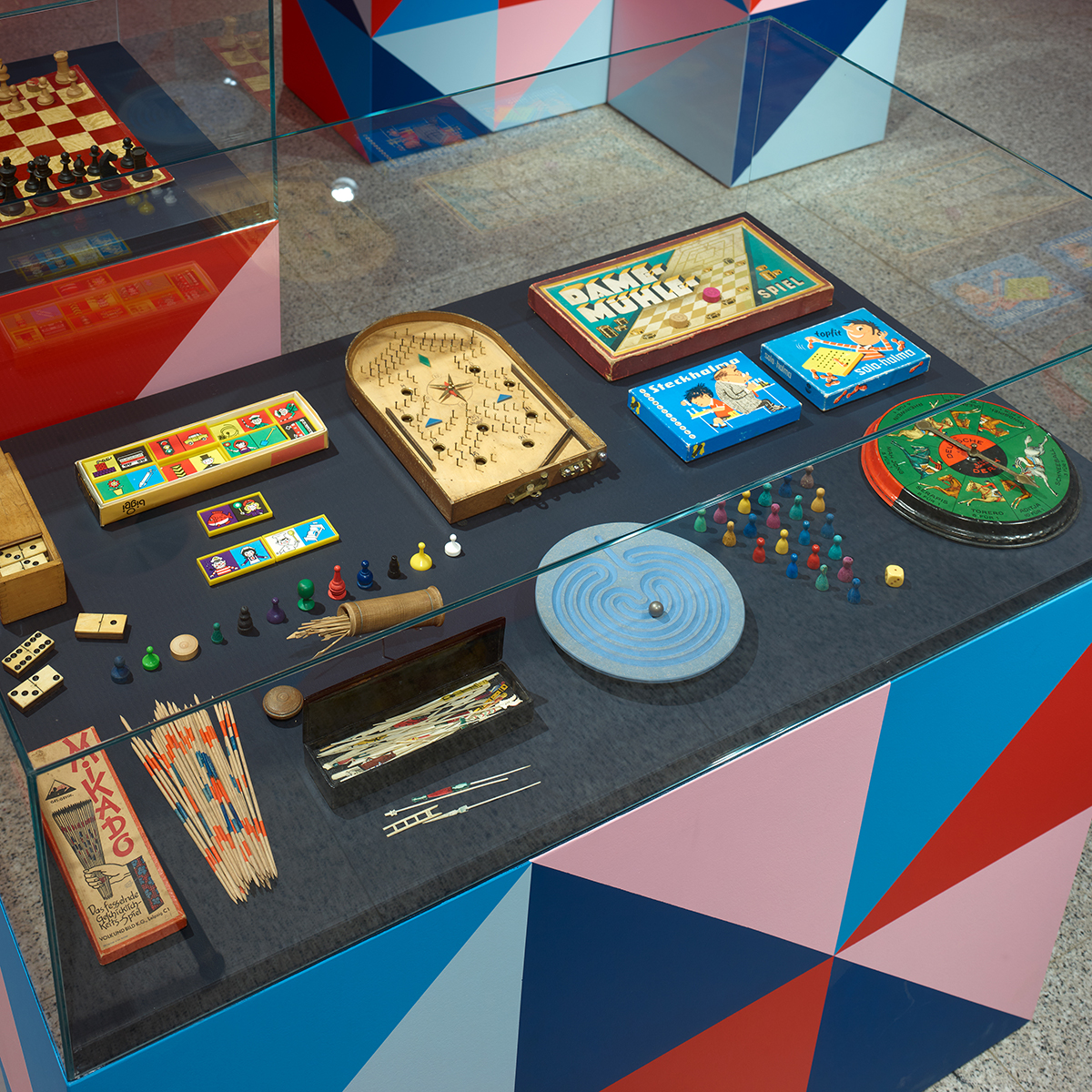 Spielen hilft dabei, die Welt zu verstehen. Spielen ist interessant und lehrreich. Bis zum Ende des Mittelalters konnten sich nur Adlige Brett- und Kartenspiele leisten. Erst später war das für die Mehrheit der Gesellschaft möglich. #Ausstellung #Bonn 👉 bundeskunsthalle.de/toys