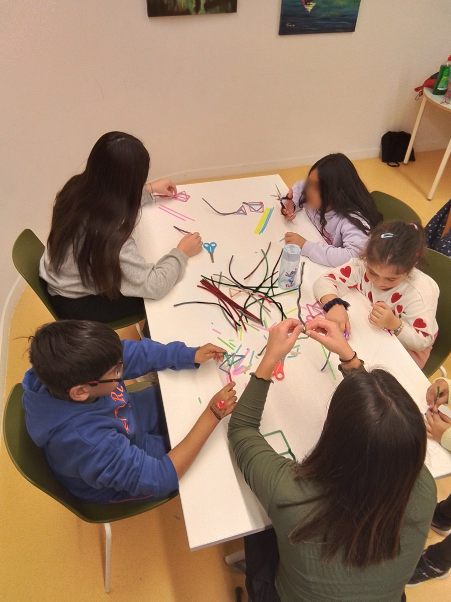 Aquesta setmana dos dels grups de l'Espai Obert han vingut a la biblioteca a participar a tallers d' <a href="/EscuelabMadrid/">EscueLab</a> 😊 9 a 12 anys van convertir-se en detectius d'ADN, i 4 a 8 van aprendre a fer (i a entendre com) bombolles quadrades #sesrovires #bibliotequesxbm #bibliosblln