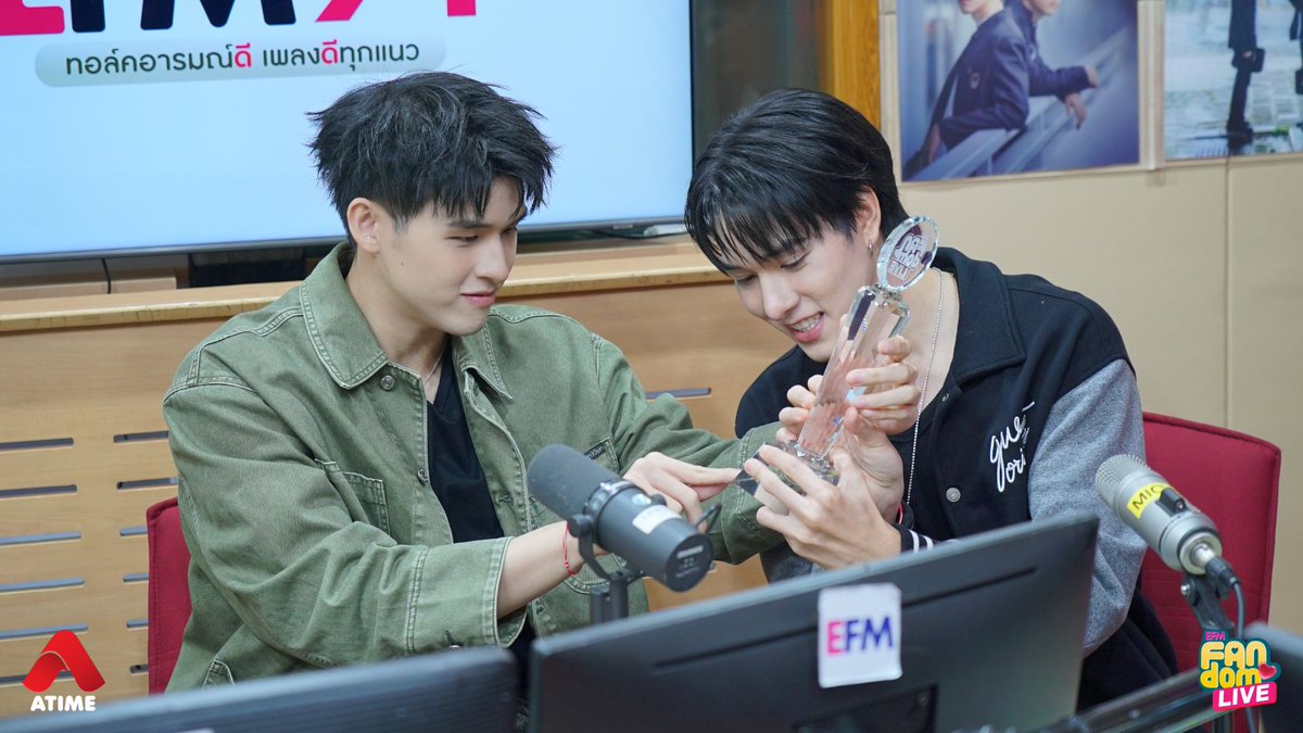 EFM_STATION's tweet photo. #EFMFANDOMLIVE คืนนี้บอกเลยมีแต่มิตรภาพ! ขอบคุณ 2 เพื่อนซี้ "สกาย - นานิ" มากเลยน้าที่มาส่งความน่ารัก ความสนุกให้แฟนๆกันทั่วทั้งรายการ พร้อมรับรางวัล "EFM FANDOM AWARDS" สาขา 'อิมินาสกายนานิ สวดบทนี้เพื่อเธอ' https://t.co/MpXuZevGuA