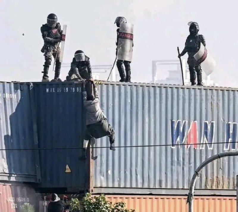 Pakistan's security forces threw a man who was praying on top of shipping containers during protests in Islamabad. 💔🇵🇰