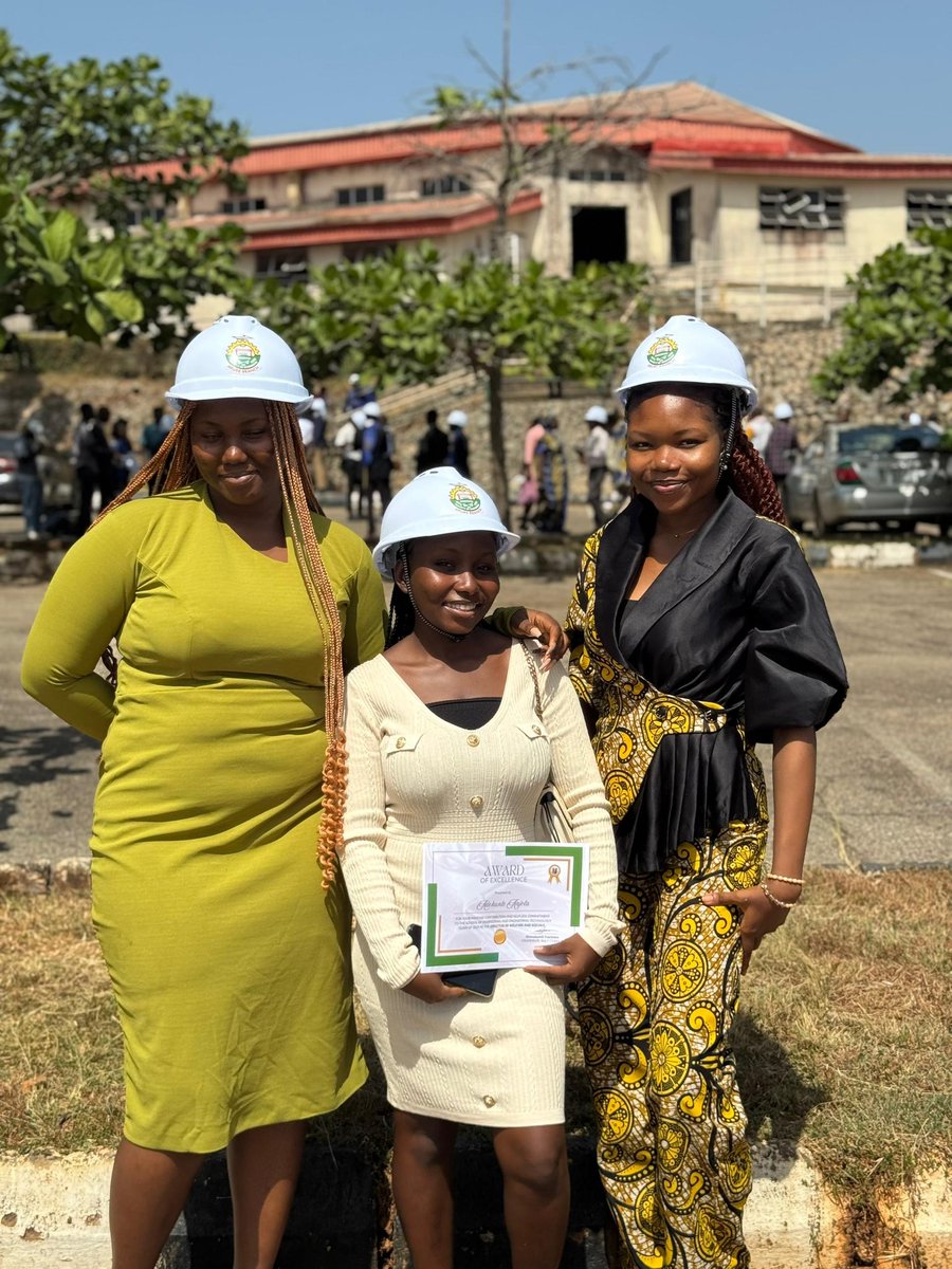 Atinuke_Naomi's tweet photo. We decided to stop being Engineering students.🧍‍♀️ https://t.co/hxtPBSoit7