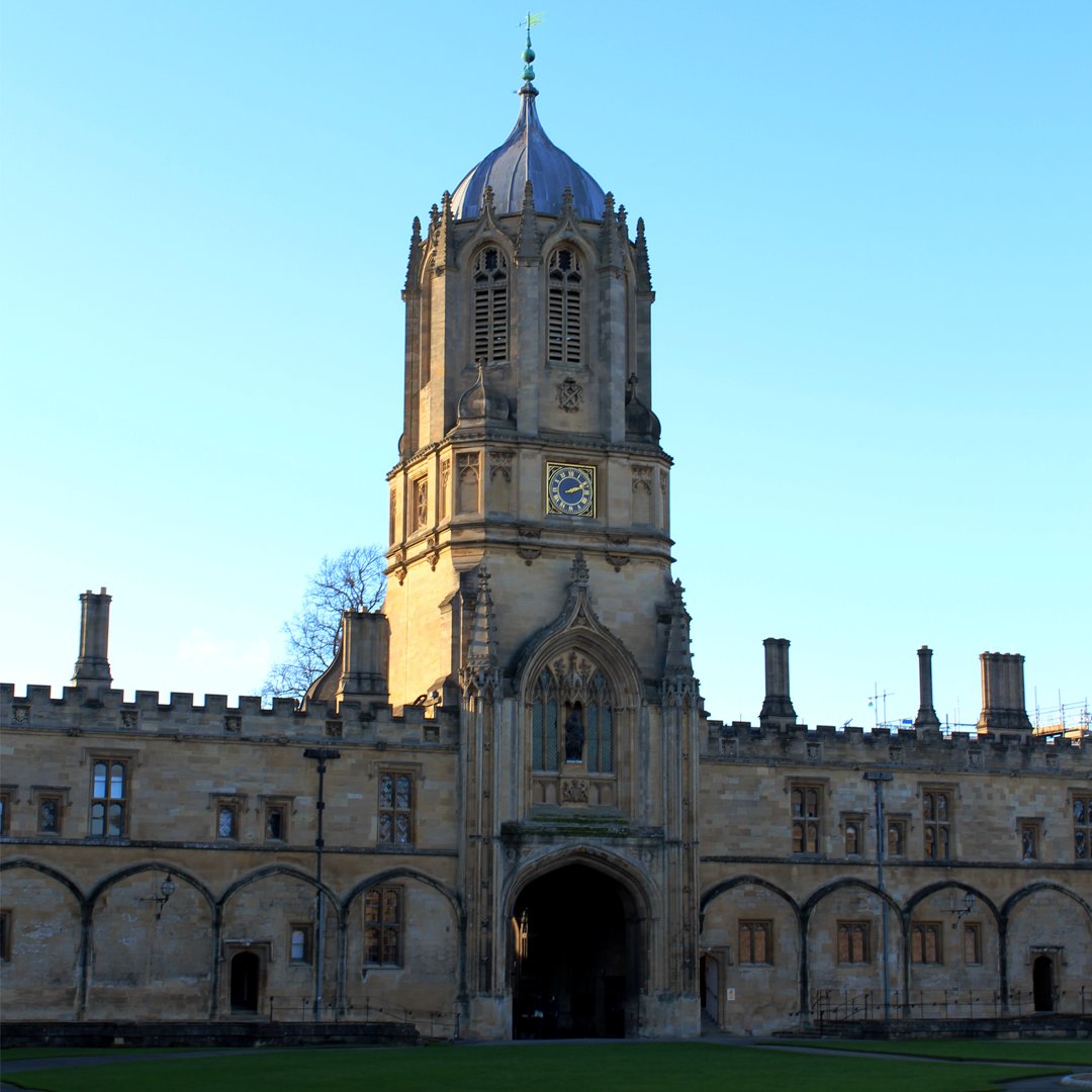 oxfordalumni's tweet photo. 🔔 The sun setting on Tom Tower, housing Great Tom, the loudest bell in Oxford. Ever heard it? It used to be the signal for Oxford Colleges to lock their gates.
📷 Alumni Office/AG
#Oxford #OxfordUniversity #ChristChurchOxford #MuChChLove #TomTower #TomQuad #GreatTomBell https://t.co/aoieJlHo0r