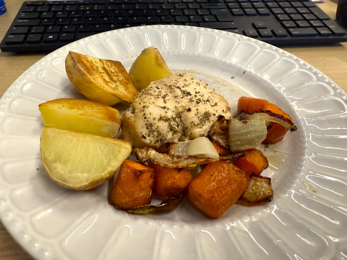 StangroundAcad's tweet image. 🎉 Shoutout to our Year 11 Hospitality &amp;amp; Catering stars!

🍗 Chicken with roast veg &amp;amp; potatoes
🍫 Decadent chocolate soufflé
Just two of the amazing dishes they created this week! 👏

#FutureChefs #StangroundAcademy