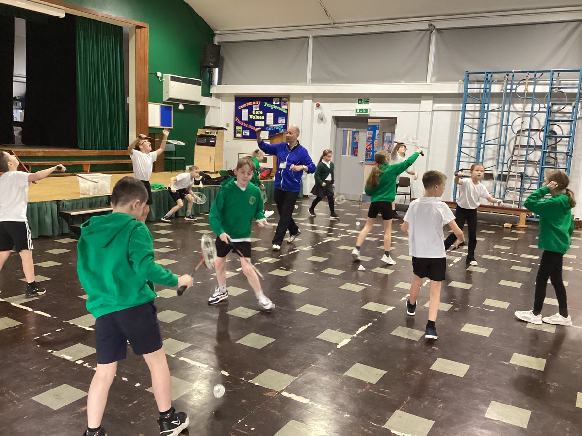 A super badminton lesson with <a href="/PaulPBadminton/">Paul Pratt</a> this afternoon for Team USA 🇺🇸 (5J) lots of hard work. Thank you, Paul!🏸