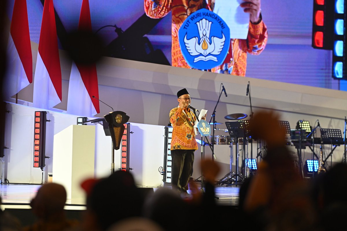 Kemdikdasmen's tweet photo. Sebanyak 5000 guru hadir pada Puncak Peringatan Hari Guru Nasional 2024 di Jakarta, Kamis (28/11). 

Acara ini dihadiri oleh Presiden Prabowo Subianto, Mendikdasmen, Abdul Mu’ti, dan sejumlah menteri Kabinet Merah Putih.

Presiden Prabowo Subianto menyampaikan apresiasi kepada para guru dan menegaskan komitmen pemerintah untuk meningkatkan kesejahteraan dan kompetensi seluruh tenaga kependidikan, tidak hanya bagi guru ASN dan ASN PPPK, tetapi juga bagi guru non-ASN.

Mendikdasmen Abdul Mu'ti menegaskan, peningkatan kesejahteraan harus sejalan dengan peningkatan profesionalisme tenaga pendidik, karena itu tenaga pendidik harus selalu berinovasi dan berkreasi untuk meningkatkan prestasi murid.

Simak berita selengkapnya di laman https://t.co/eA7TSAiCUq

#HariGuruNasional2024
#GuruHebat #IndnesiaKuat
#PendidikanBermutuuntukSemua
#KemendikdasmenRAMAH
