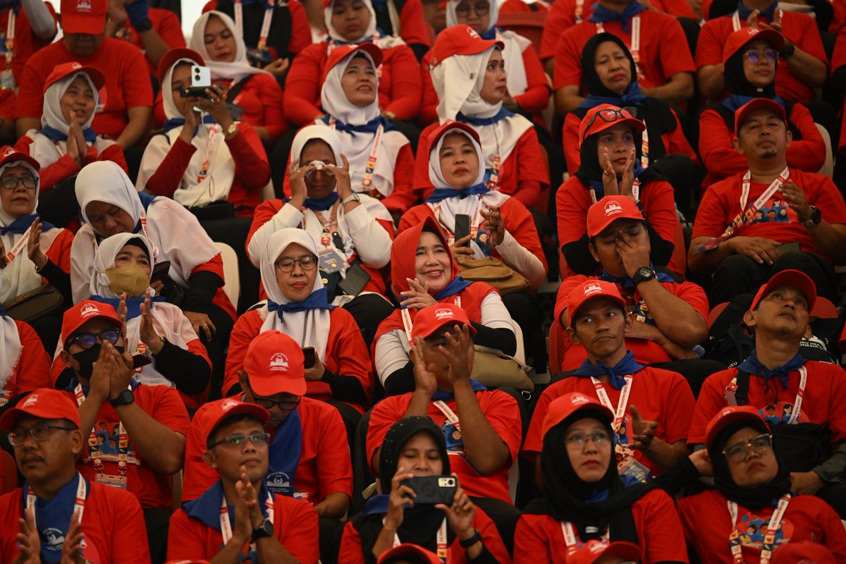 Kemdikdasmen's tweet photo. Sebanyak 5000 guru hadir pada Puncak Peringatan Hari Guru Nasional 2024 di Jakarta, Kamis (28/11). 

Acara ini dihadiri oleh Presiden Prabowo Subianto, Mendikdasmen, Abdul Mu’ti, dan sejumlah menteri Kabinet Merah Putih.

Presiden Prabowo Subianto menyampaikan apresiasi kepada para guru dan menegaskan komitmen pemerintah untuk meningkatkan kesejahteraan dan kompetensi seluruh tenaga kependidikan, tidak hanya bagi guru ASN dan ASN PPPK, tetapi juga bagi guru non-ASN.

Mendikdasmen Abdul Mu'ti menegaskan, peningkatan kesejahteraan harus sejalan dengan peningkatan profesionalisme tenaga pendidik, karena itu tenaga pendidik harus selalu berinovasi dan berkreasi untuk meningkatkan prestasi murid.

Simak berita selengkapnya di laman https://t.co/eA7TSAiCUq

#HariGuruNasional2024
#GuruHebat #IndnesiaKuat
#PendidikanBermutuuntukSemua
#KemendikdasmenRAMAH