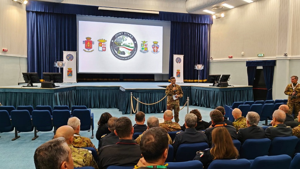 segredifesa's tweet photo. Il Segretario Generale della Difesa/DNA vicario, dott.ssa Luisa Riccardi, a #Taranto per la #JointStars, esercitazione complessa multi-dominio, la più importante della #Difesa, pianificata e organizzata dal Comando Operativo di Vertice Interforze. #JOST24 #ProgettiamoilFuturo https://t.co/CWMkE0ZIVk