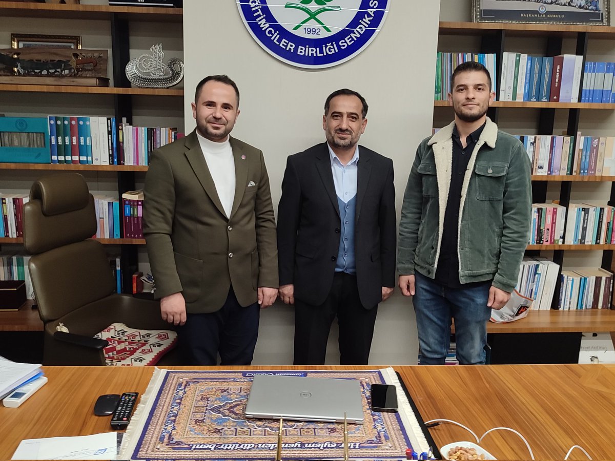 salihoglu_vedat's tweet photo. Memur-Sen genel başkan yardımcısı değerli büyüğüm Sn. Ramazan Çakırcı başkanımızı ziyaret ettik. Genç Memur-Sen ve ADEM Topluluğumuzun bölgede yaptığı çalışmaları başkanımıza aktardık. 
Kabullerinden dolayı değerli başkanıma çok teşekkür ediyorum. 
@RamazanCakirci https://t.co/35cqL2BGbc