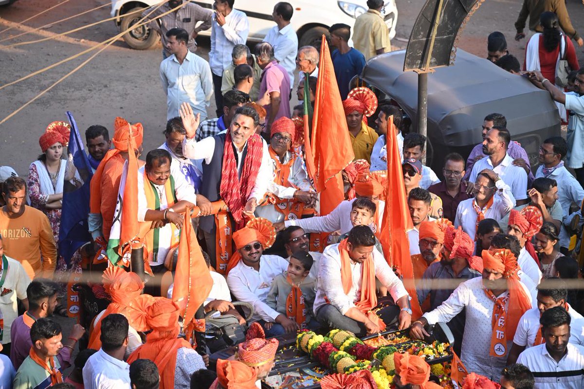 iYogeshRKadam's tweet photo. दापोली विधानसभा मतदारसंघातून मिळालेल्या विजयाच्या अनुषंगाने आज मंडणगड येथे भव्य विजयी रॅली काढण्यात आली.

या रॅलीदरम्यान शिवसेना आणि महायुतीचे पदाधिकारी, कार्यकर्ते आणि नागरिकांनी अतिशय जल्लोषात विजयाच्या घोषणा दिल्या. तसेच ढोल ताशांचा गजर व फटाक्यांची आतषबाजी करत मतदारसंघावर पुन्हा एकदा भगवा फडकल्याबद्दल आनंद साजरा केला.