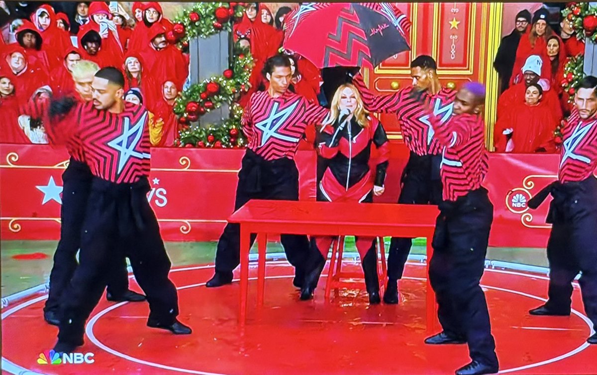 24SevenEyes's tweet image. Kylie Minogue singing live at the Macy’s ThanksGiving parade.. #MacysParade