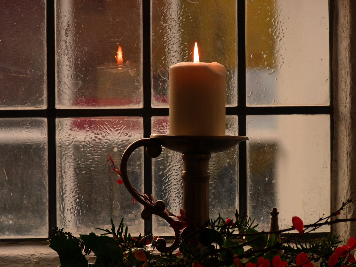 We're delighted to be hosting a special festive evening on Saturday 7 December with poet Sue Vickerman &amp; Bradford Women Singers.

Adventus: Words and Music on the Modern Themes of Advent is an evening of poetry &amp; song exploring hope, peace, joy &amp; love.

thefolly.org.uk/event/adventus…