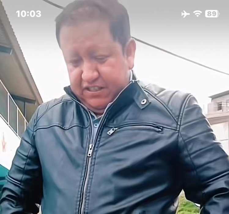 cherrypinkgloss's tweet photo. Se que a todos les vale berga pero vengo a intentar quemar a este boliviano que asistió q la graduación de su pequeño hijo solo a quitarle sus zapatos y dejarlo ahí sin nada. Hay que tener muy poquísima madre https://t.co/8MjrctfsW0