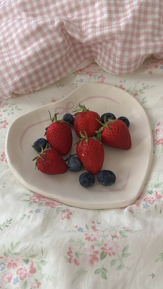 🧸💌🤍🍒🕯️🍓