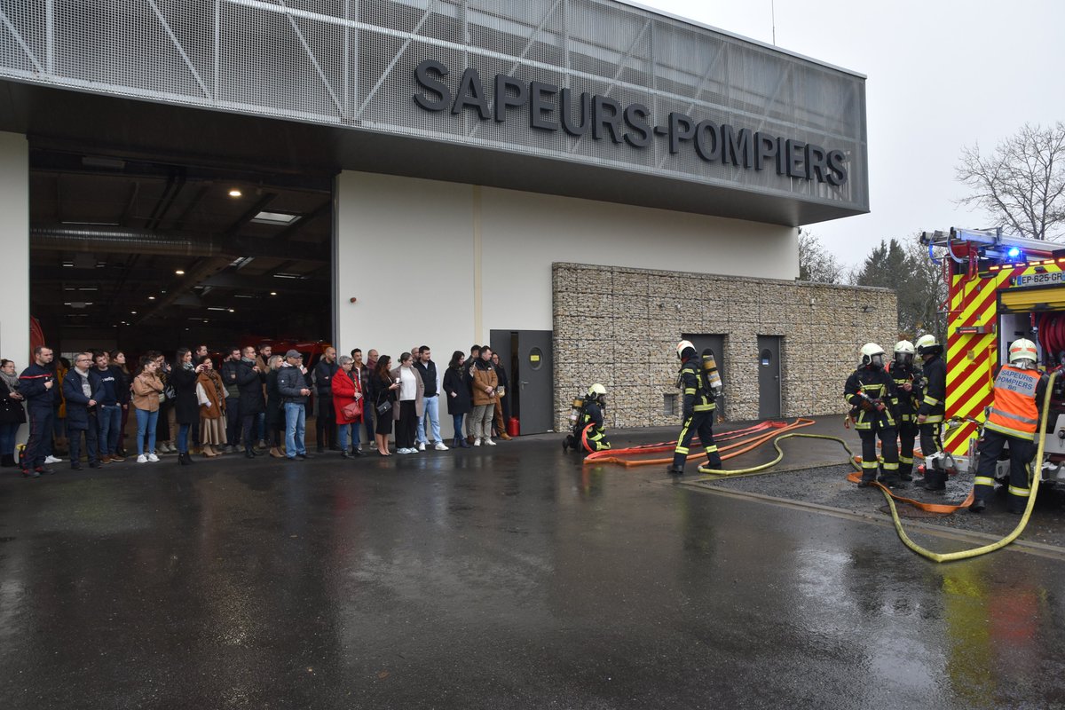 Le MEDEF Vienne était présent ce matin au sein du CSP de Poitiers Saint-Éloi.  
Au programme 4⃣ ateliers sur le volontariat, les véhicules, l'habillement et manœuvre incendie.   

Merci au MEDEF et aux entreprises présentes pour ce moment d’échanges et de convivialité. 🤝
