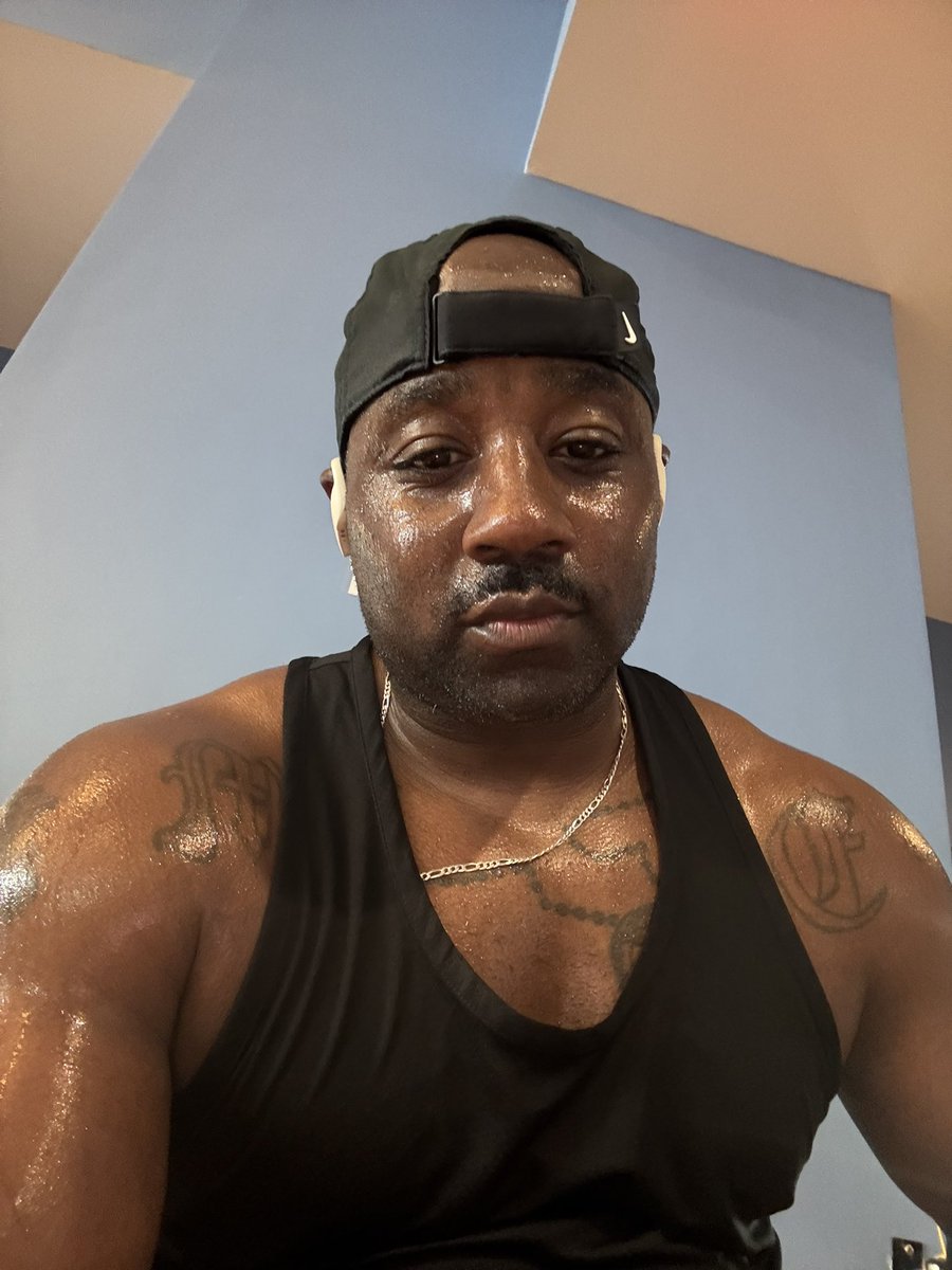 Mart4l_oneL's tweet photo. NO DAYS OFF #GymRat #FromFatToFit #NoDaysOff 💪🏾 https://t.co/1cFKMZuCRi