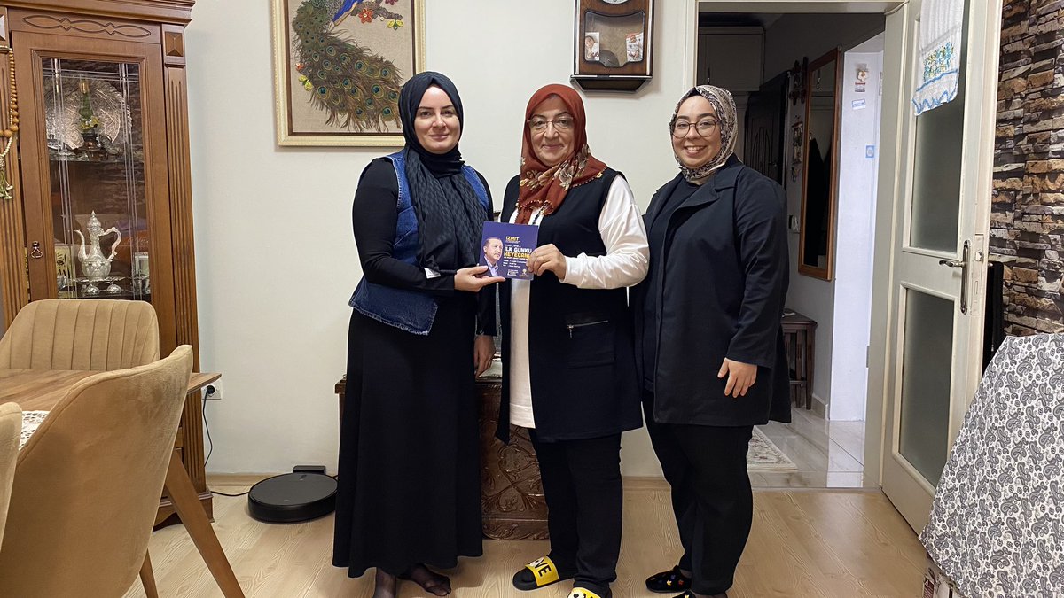 akkadinizmit41's tweet photo. İlçe Kadın Kolları Başkanımız Pınar Atabay ve yönetim kurulu üyelerimiz 6. Olağan İzmit İlçe Kadın Kolları Kongremize önceki dönem meclis üyemiz Canan Soylu’yu davet etti.
@aysekesir 
@yyaseminozdemir https://t.co/1RRL2yYTKG