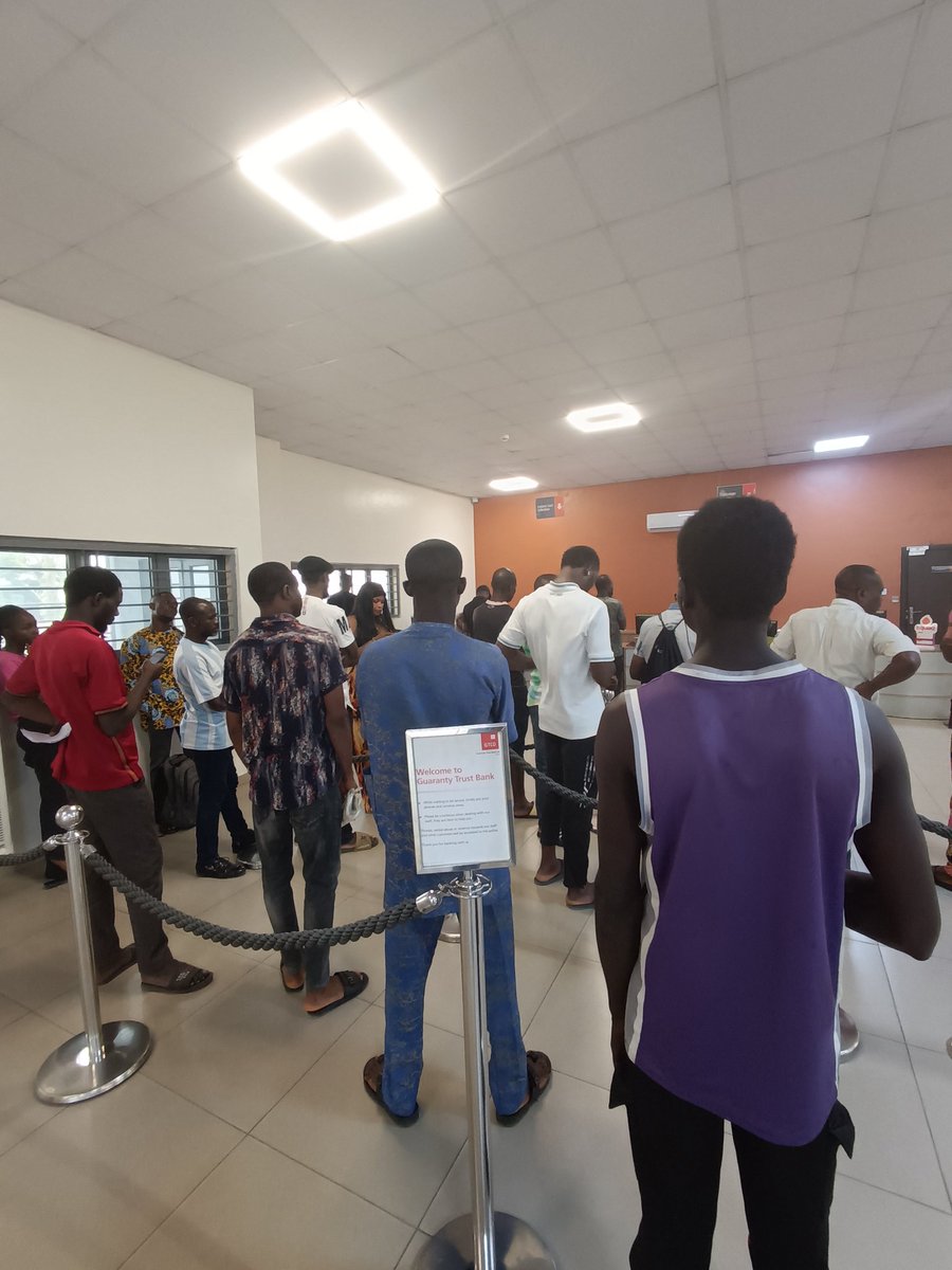 TheSplashTVNG's tweet photo. Why do I always meet this crowd in @gtbank. I transferred money from my GT Bank Account to my  @FirstBankngr account. It was successful no error. It is over 24 hours and I am yet to get credit on my First Bank account. See the crowd I met now in the bank. This is an emergency. https://t.co/RIgSKJ9zBs