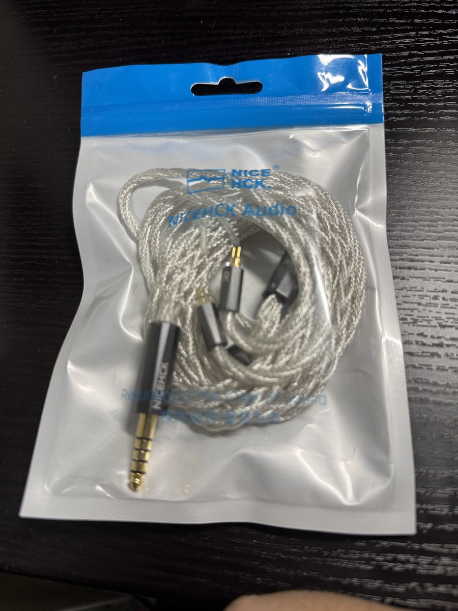 yu_san9051's tweet image. 第一弾、着弾‼️
NICEHCK SnowLuna 2pin 4.4mm

イメージ写真より太さもあってカッコいいし線材綺麗✨
今回はプラグ部分にLR記載と珍しい❗️
TANCHJIMとか本体シルバー系に合わせてみようかな🥰
#ポタオデ
#有線イヤホン 
#リケーブル 
#NICEHCK