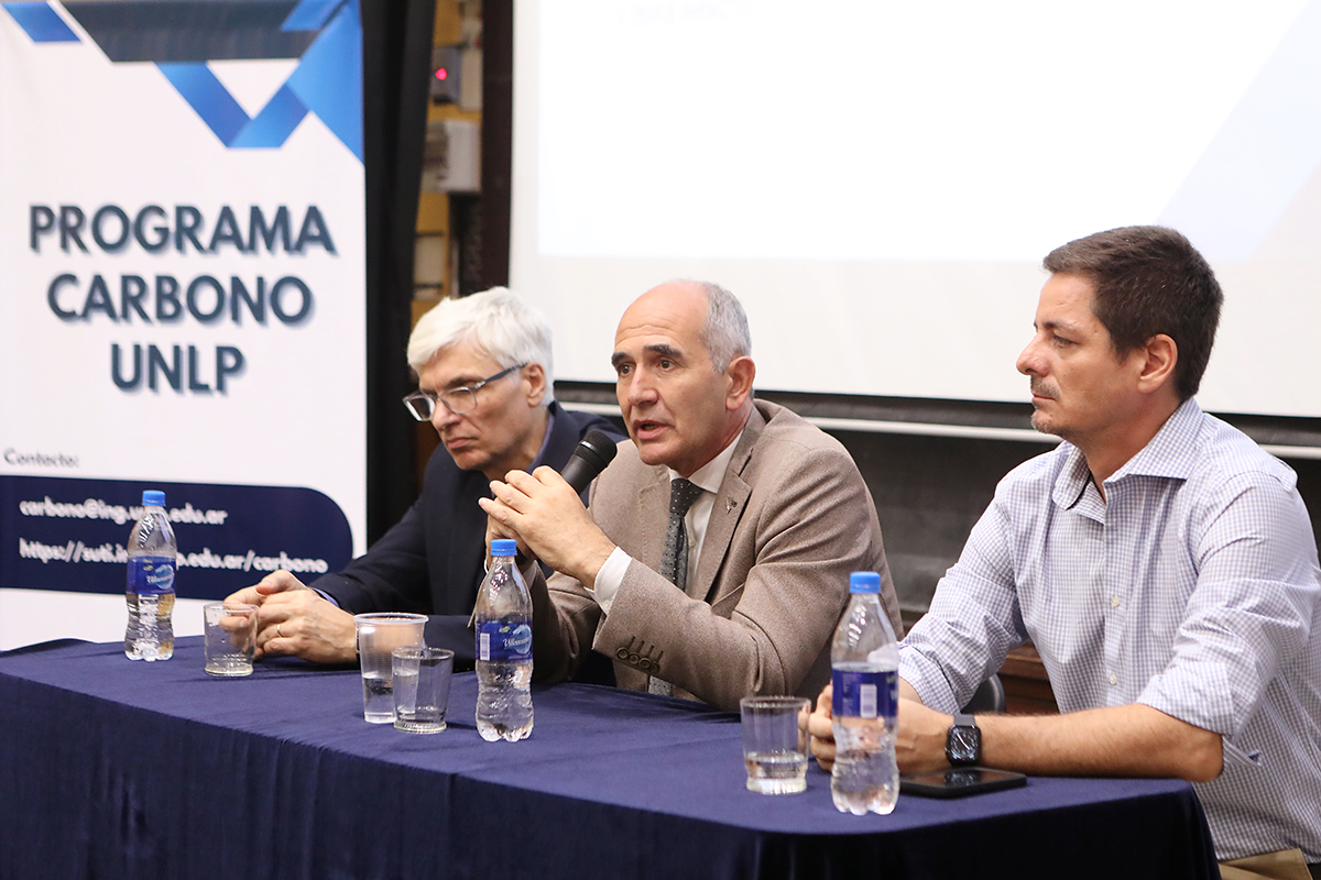 unlp's tweet photo. El presidente @MLopezArmengol junto al decano de @ing_unlp @MarcosActis_ presentaron el Programa Carbono #UNLP 👉Apoyo a empresas e instituciones en la reducción de su huella de carbono y promoción de una economía baja en emisiones https://t.co/zZW54v2MiE https://t.co/96hAWqOoz9