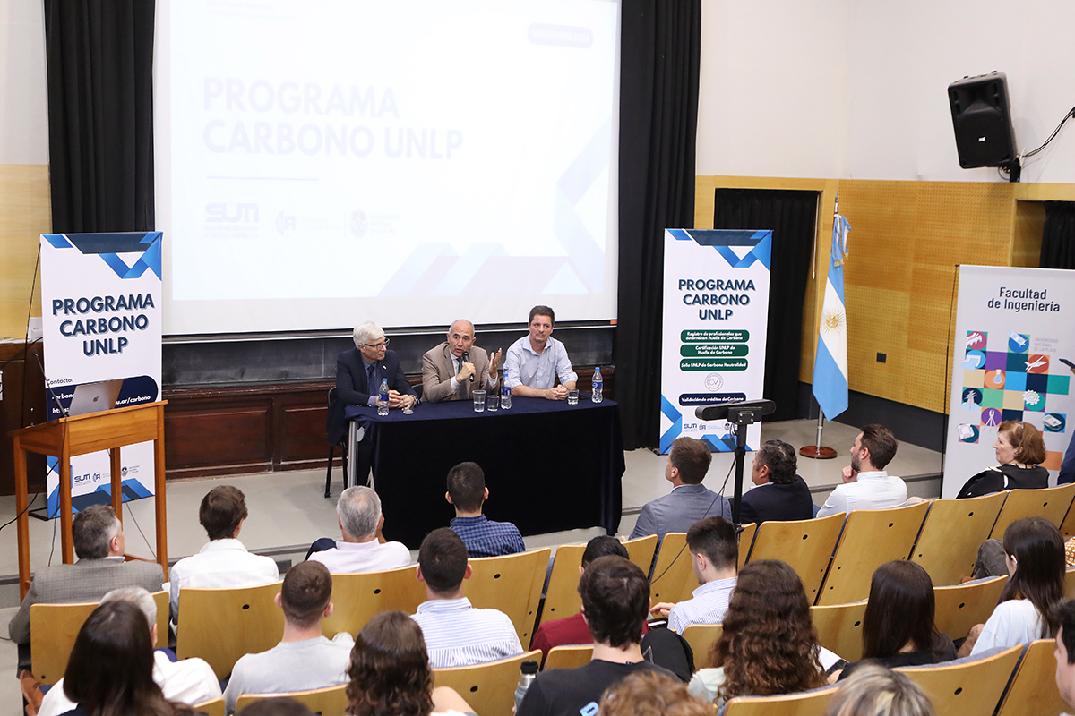 unlp's tweet photo. El presidente @MLopezArmengol junto al decano de @ing_unlp @MarcosActis_ presentaron el Programa Carbono #UNLP 👉Apoyo a empresas e instituciones en la reducción de su huella de carbono y promoción de una economía baja en emisiones https://t.co/zZW54v2MiE https://t.co/96hAWqOoz9