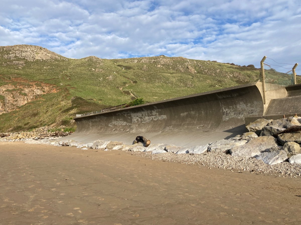Year 4 have made it to Breen to investigate coastal defences. A beautiful day for it!
