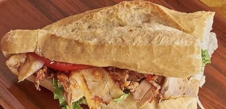 Asıl tavuk döner çıtır ekmeğe sossuz olur.

Soslu döner uydurmasyondur. Sosu margarinden ve sıvı yağdan yapılan bol baharatlı salça çorbasıdır.

Sos ayıp örtmek içindir çünkü et kalitesizdir.