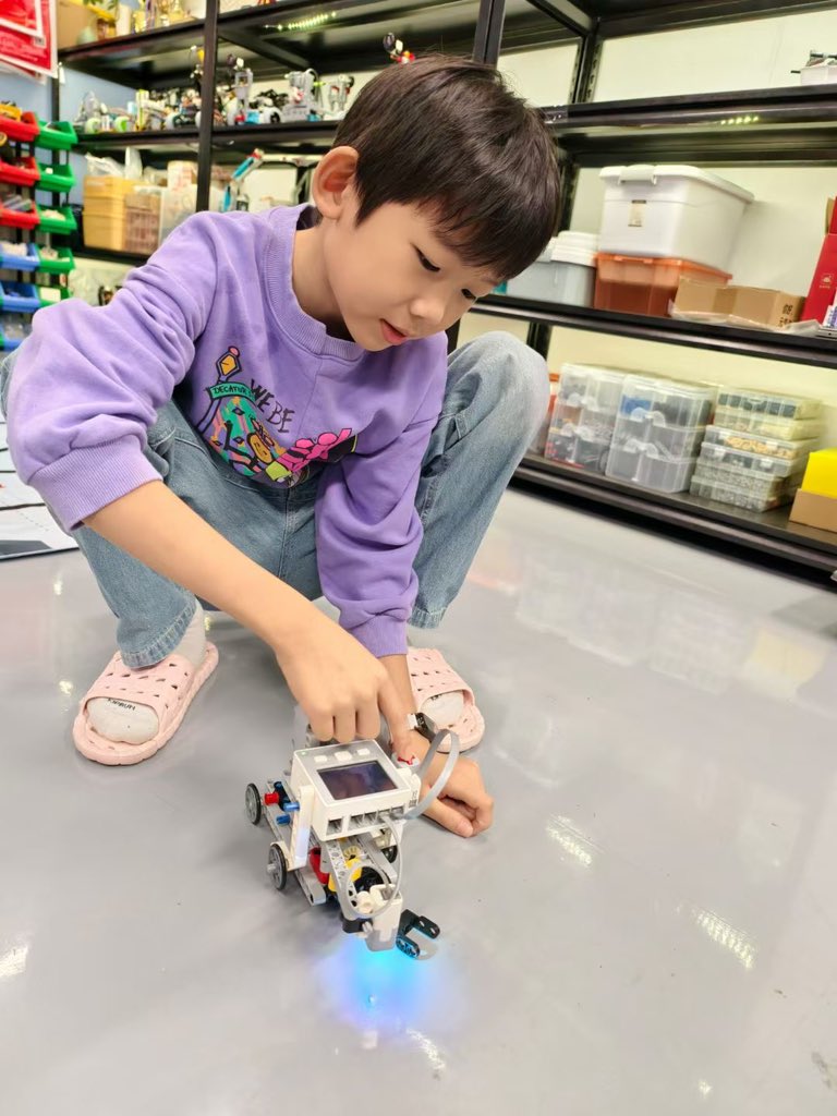 zmrobot's tweet photo. Cultivating children's independence, can learn more quickly not only robotics !
   —— ZMROBO WiseKit
#education #coding #ZMROBO #robotics #AI #k12education #k12schools #pythonprogram #STEM #build #play #create #kids #solutions #student #competition #robotics #training #children https://t.co/thuz5BqG6r