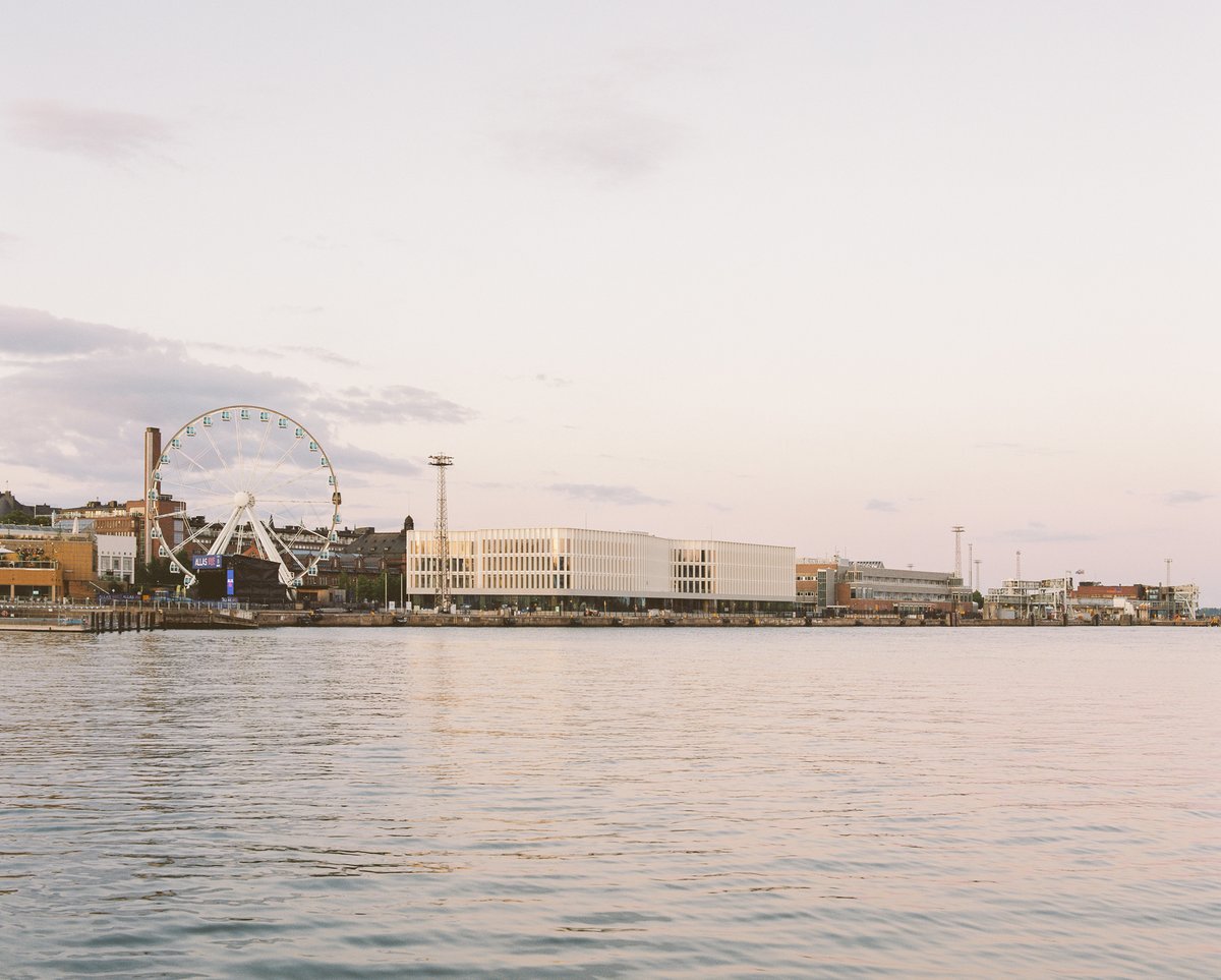 RIL-Palkinnon on saanut Katajanokan Laituri ja jaetun kakkossijan Maailman ensimmäinen käytetyn ydinpolttoaineen loppusijoituslaitos ONKALO® sekä Myyrmäen kirkon peruskorjaus. Palkinnon luovutti muusikko Sipe Santapukki. 

Lue lisää: bit.ly/3ZbdMTX

Kuva: Kalle Kouhia