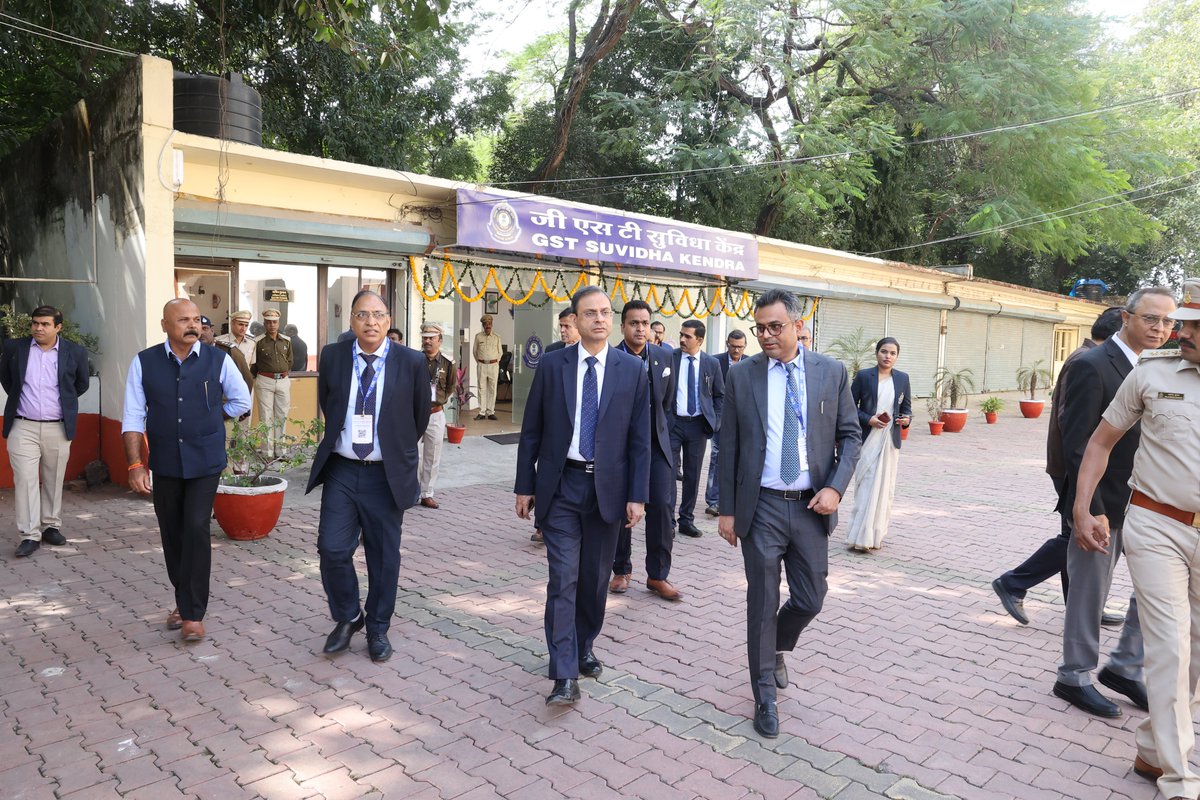 EXCISECGST's tweet image. Hon&apos;ble Revenue Secretary, GoI, Shri Sanjay Malhotra, visited O/o Commissioner, CGST &amp;amp; Central Excise, Manik Bagh Palace, Indore. Performance review of Bhopal Zone took place after plantation along with Shri C.P. Goyal, CC. @cbic_india @cgstbhopalzone
