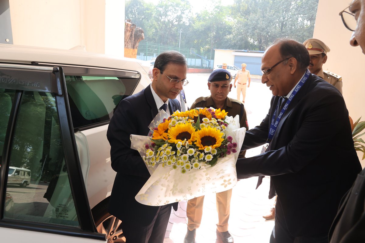 EXCISECGST's tweet image. Hon&apos;ble Revenue Secretary, GoI, Shri Sanjay Malhotra, visited O/o Commissioner, CGST &amp;amp; Central Excise, Manik Bagh Palace, Indore. Performance review of Bhopal Zone took place after plantation along with Shri C.P. Goyal, CC. @cbic_india @cgstbhopalzone