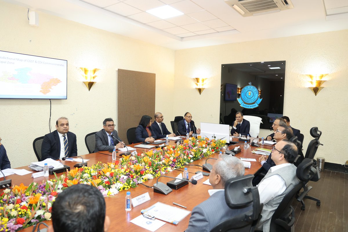EXCISECGST's tweet image. Hon&apos;ble Revenue Secretary, GoI, Shri Sanjay Malhotra, visited O/o Commissioner, CGST &amp;amp; Central Excise, Manik Bagh Palace, Indore. Performance review of Bhopal Zone took place after plantation along with Shri C.P. Goyal, CC. @cbic_india @cgstbhopalzone