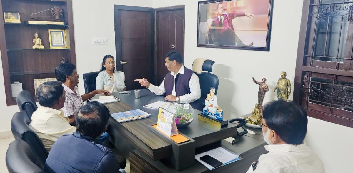 NayanaJhawar's tweet photo. ಬೆಂಗಳೂರಿನಲ್ಲಿ ಇಂದು ಸಮಾಜ ಕಲ್ಯಾಣ ಇಲಾಖೆ ಸಚಿವರಾದ ಶ್ರೀ ಹೆಚ್ ಸಿ ಮಹದೇವಪ್ಪ ಅವರನ್ನು ಭೇಟಿ ಮಾಡಿ ಮೂಡಿಗೆರೆ ಕ್ಷೇತ್ರದ ಅಭಿವೃದ್ಧಿ ಕುರಿತು ಹಲವು ವಿಚಾರಗಳನ್ನು ಅವರೊಂದಿಗೆ ಚರ್ಚಿಸಿದೆ.
#nayanamotamma #mudigere #chikkamagaluru #mudigeredevelopment @CMahadevappa https://t.co/oLLRuGecbi