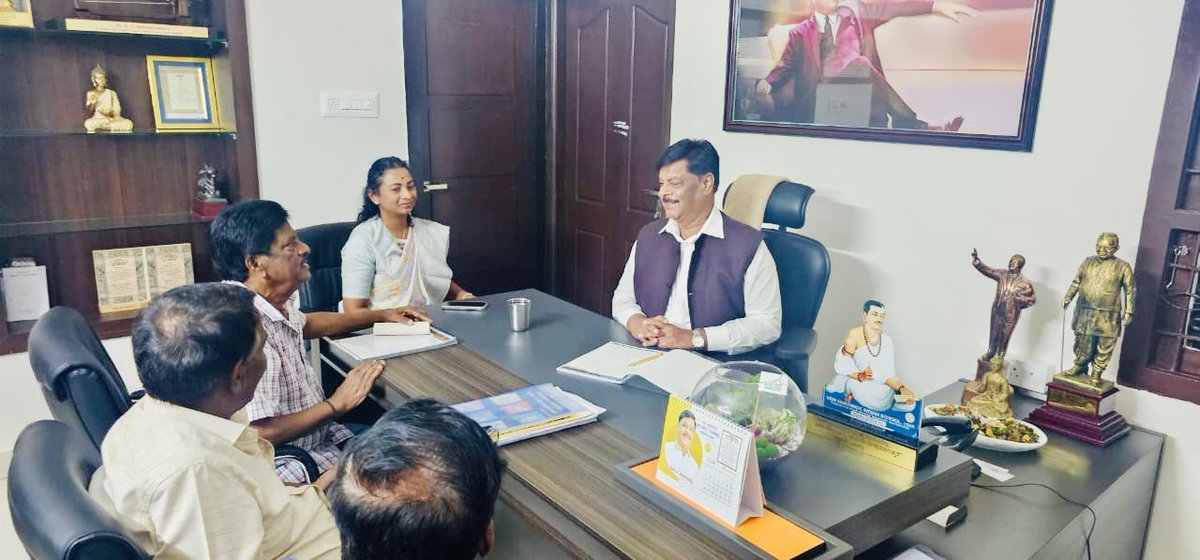 NayanaJhawar's tweet photo. ಬೆಂಗಳೂರಿನಲ್ಲಿ ಇಂದು ಸಮಾಜ ಕಲ್ಯಾಣ ಇಲಾಖೆ ಸಚಿವರಾದ ಶ್ರೀ ಹೆಚ್ ಸಿ ಮಹದೇವಪ್ಪ ಅವರನ್ನು ಭೇಟಿ ಮಾಡಿ ಮೂಡಿಗೆರೆ ಕ್ಷೇತ್ರದ ಅಭಿವೃದ್ಧಿ ಕುರಿತು ಹಲವು ವಿಚಾರಗಳನ್ನು ಅವರೊಂದಿಗೆ ಚರ್ಚಿಸಿದೆ.
#nayanamotamma #mudigere #chikkamagaluru #mudigeredevelopment @CMahadevappa https://t.co/oLLRuGecbi