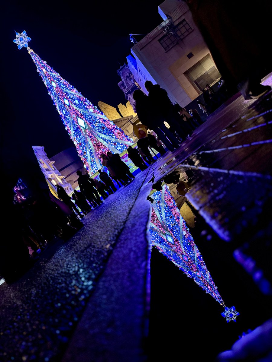 USJ_ref's tweet photo. 雨上がりだったので、今年で最後のツリーを撮ってきました
ほぼ2年前の投稿とアングルが同じ笑

#USJファン  #USJ  #ユニバ  #USJクリスマス https://t.co/3ZKdhHBDP6