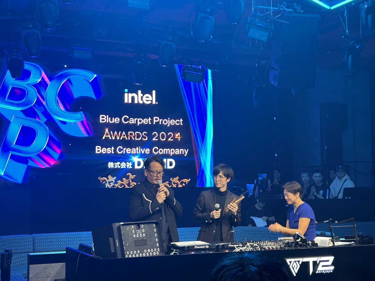 yamax314's tweet photo. Intel Blue Carpet ProjectのYear End Party。
D2C IDがBest Creative Companyいただきましたー！
関係者の皆様、ありがとうございました！これからももっとクリエイティブマインドを育んでいきますー！ https://t.co/nm4pMskVoC