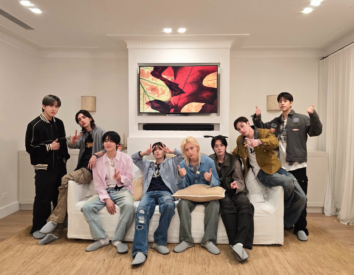 Stray_Kids's tweet photo. [SKZ-BEHIND📸]

비효율과 낭만을 가득 안고 시작한🌞
스키즈의 시드니 여행기🚤

#StrayKids #스트레이키즈
#스키즈코드 #SKZCODE
#스키즈비행記
#SKZTravelLog
#YouMakeStrayKidsStay https://t.co/1XFLSWZr43