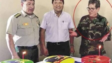 luisanayars's tweet photo. La extradicción de Maximiliano Dávila a #EEUU, si bien está motivada por intereses mezquinos relativos a la champa guerra entre masistas, permitirá que sepamos hasta donde llegó la penetración del #narcotráfico en nuestras instituciones, durante las dos décadas pérdidas del populismo autoritario. Seguramente confirmaremos con pruebas lo que ya todos sabemos, que la cabeza de esta ilícita actividad es el propio @evoespueblo. Por eso, el déspota cocalero está desesperado y aterrado. A veces, se cumple aquello que dice “la justicia tarda pero llega”.
#ElMASNuncaMás