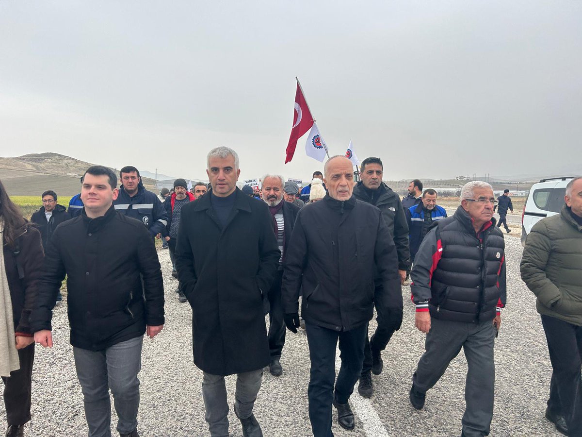 TÜRK-İŞ Genel Başkanı Ergün Atalay başkanımızla birlikte, Çayırhan santrali ve madeni işçileriyle omuz omuza Ankara'ya yürüyoruz.

İşçi-gençlik el ele, özelleştirmeye geçit vermeyeceğiz🇹🇷