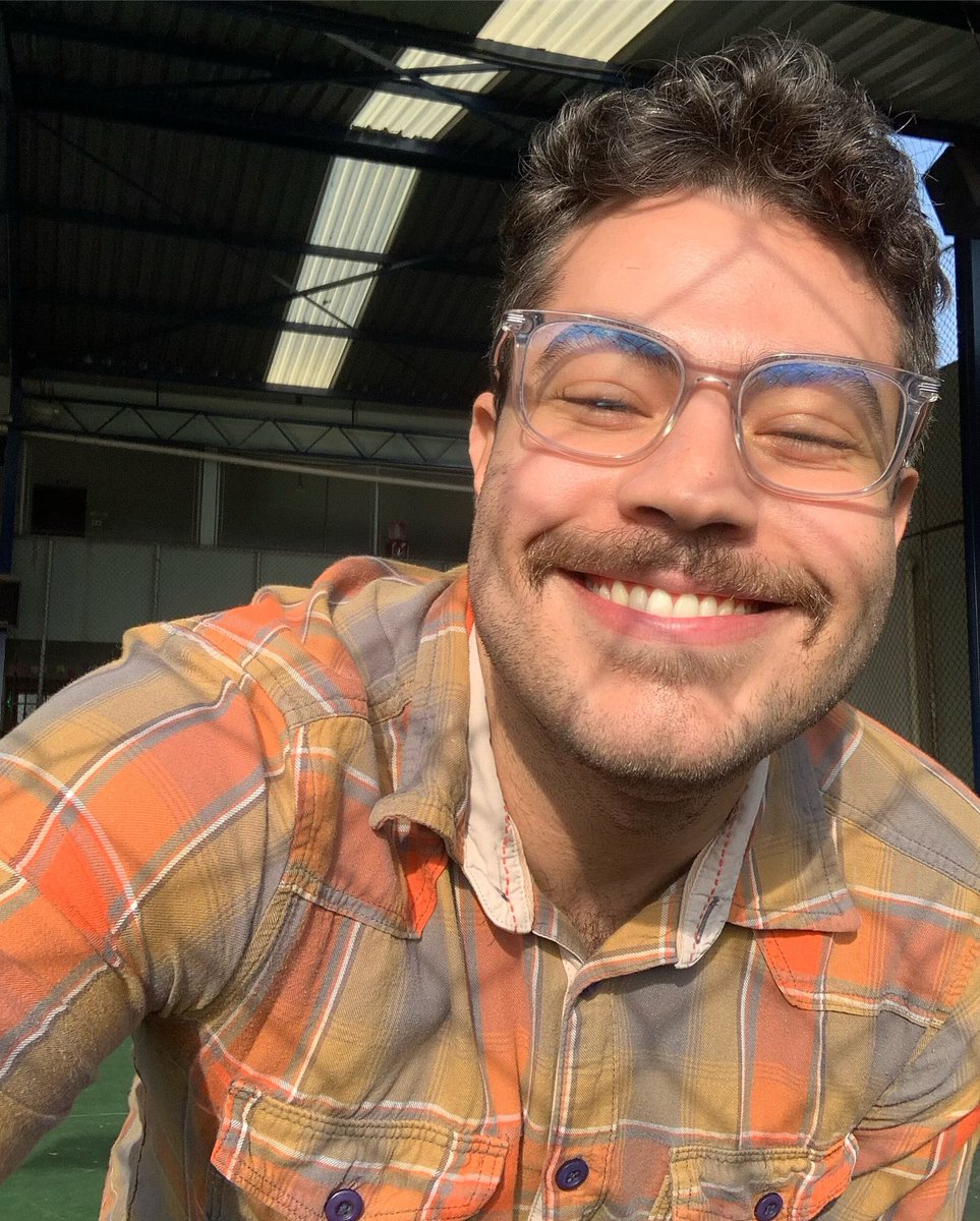 daniel escreveu um livro chamado CELESTE ☀️🥂 tweet media