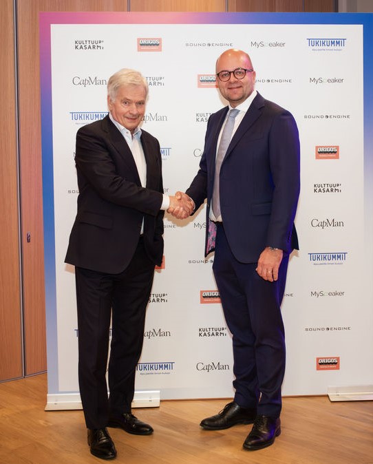 Lähes parikymmentä tuhatta nuorta on saanut Tukikummit säätiöltä apua opintojen tai harrastuksen jatkamiseen. Säätiön varainkeruu luovutetaan kokonaan, vailla kuluja, tuensaajille. Kiitos puheenjohtaja Joakim Frimodig, on ilo olla mukana.