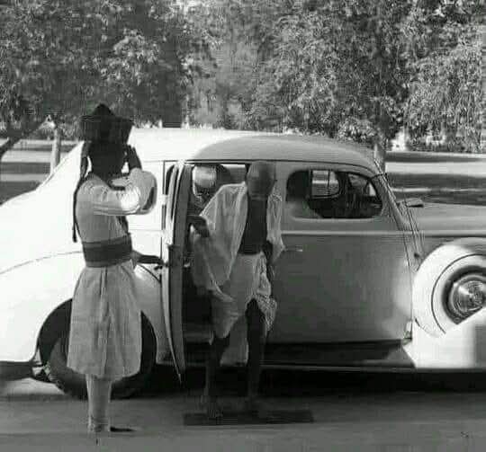 ocjain4's tweet image. मोहनदास करमचंद को पुणे के आगा खां पैलेस में कठोर कारावास (?) की सजा दी गई थी । सजा इतनी कठोर थी की बापू को स्नान करने के लिए दस बाय दस फिट का संगमरमर लगा बाथरूम में नहाना पड़ता था ।
सजा इतनी कठोर थी की बापू को आठ बाय आठ फीट के नर्म, मुलायम मखमली बिस्तर में सोने के लिए मजबूर किया…