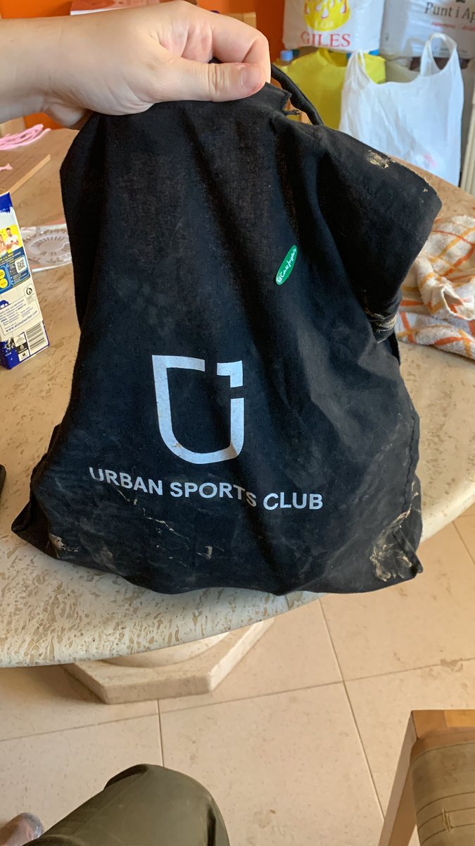 Criis_67's tweet photo. RT PARA MÁXIMA DIFUSIÓN POR FAVOR! 

Hola! Unos vecinos de Paiporta hemos encontrado esta bolsa con pertenencias y en concreto con este móvil de una chica.
Si es tuyo o si conoces de quien puede ser, contacta conmigo porfavor! https://t.co/P6AF93xeth