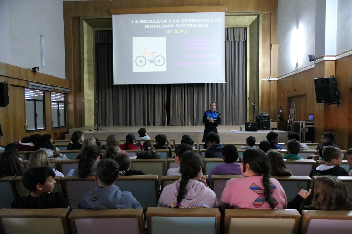 ceip_fcovitoria's tweet photo. Talleres de Seguridad Ciudadana gracias a @PoliciadeBurgos a través del "La ciudad también enseña" del @Aytoburgos.
#soydelFcoVitoria #CuidoLuegoExisto https://t.co/8ve2WIihiK