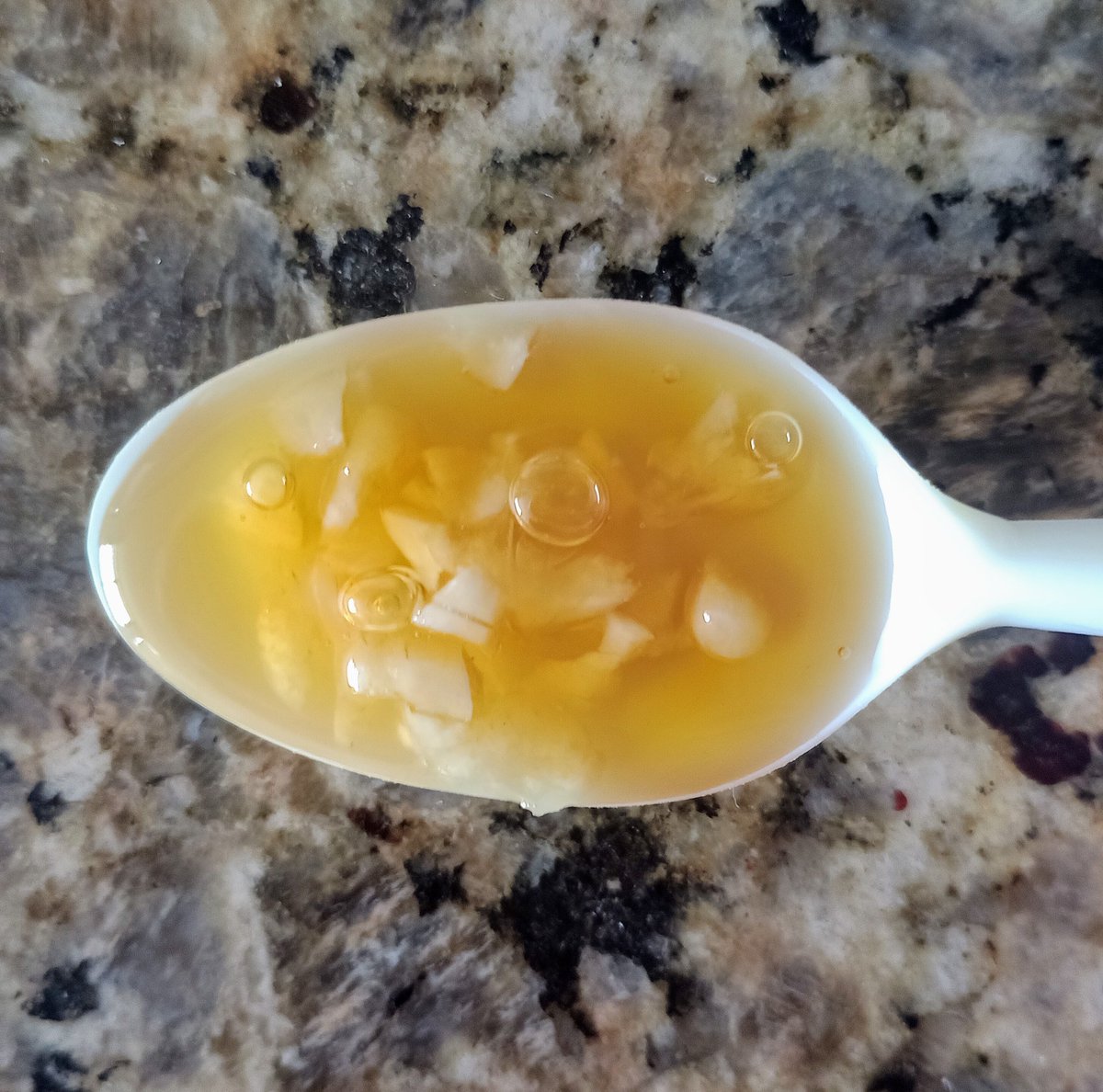 Tritura 2 dientes de ajo en una cucharada de miel 🍯 y te lo tomas en ayunas como rutina para fortalecer el sistema inmunológico, reduce la resequedad de la garganta, mejora la circulación sanguínea, previene infartos, cura gripes, resfriados y tos