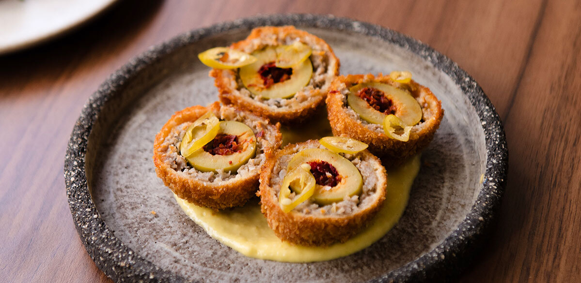 ‘If I’m really honest, I wrote that down after I had three bottles of wine’

An homage to the Findus Crispy Pancake and a trick chicken leg are two dishes on a menu ex-Pidgin chef Drew Snaith takes very seriously at Sesta

Read this week's Menuwatch ➡️ thecaterer.com/indepth/menuwa…