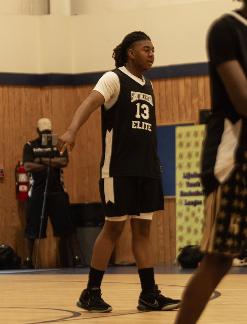 Rodriqueswells1's tweet photo. Class of 2026 Kevin Erby Jr @twitter name is a late bloomer . He’s a sniper from behind the three point line and he has NBA range . He’s very good at getting to the mid range and creating his own shot . He’s also and good passer off the dribble .Just BE ELITE!!!!!!!! https://t.co/8qdGLvZPPW