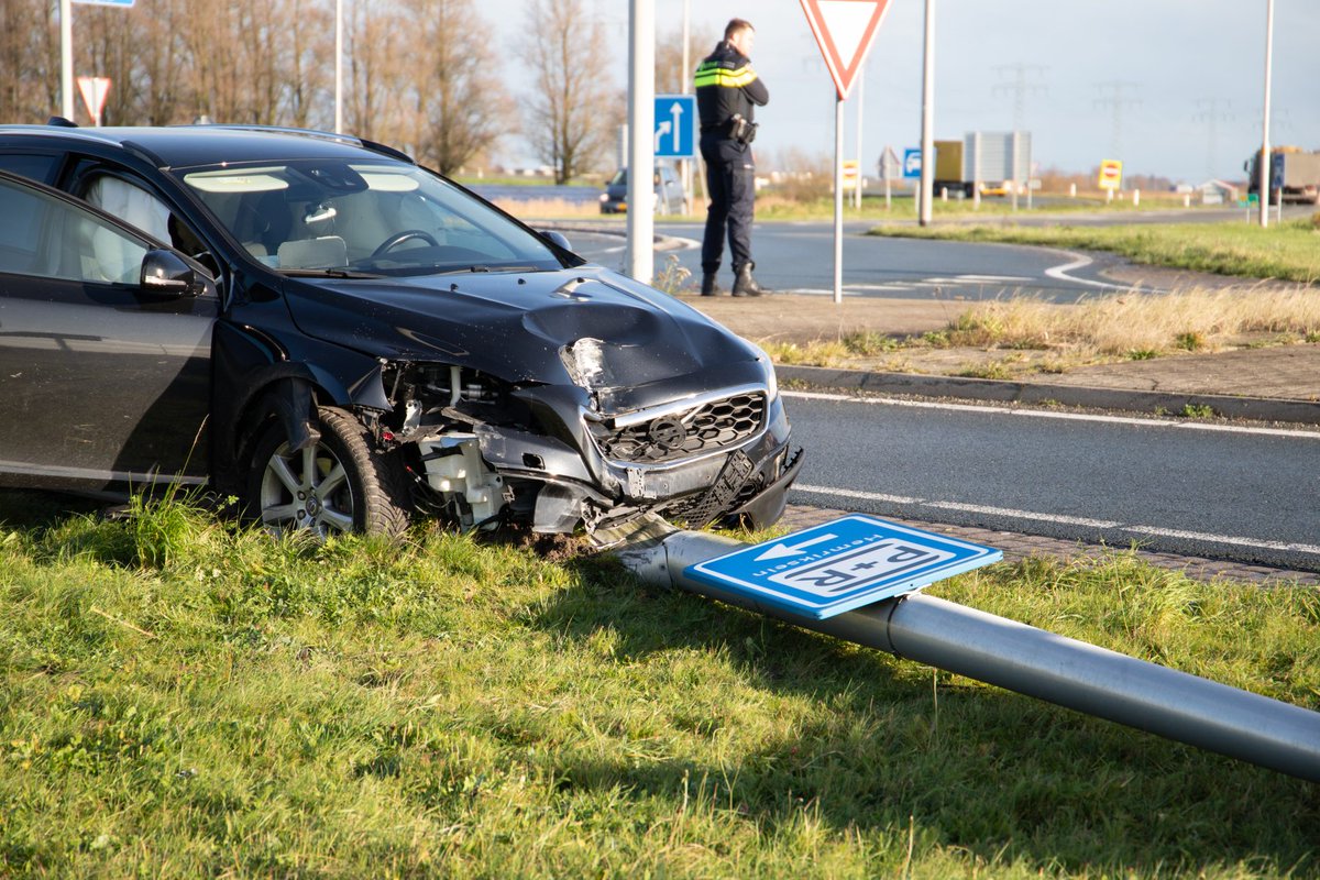 Auto rijdt lantaarnpaal omver bij Goutum