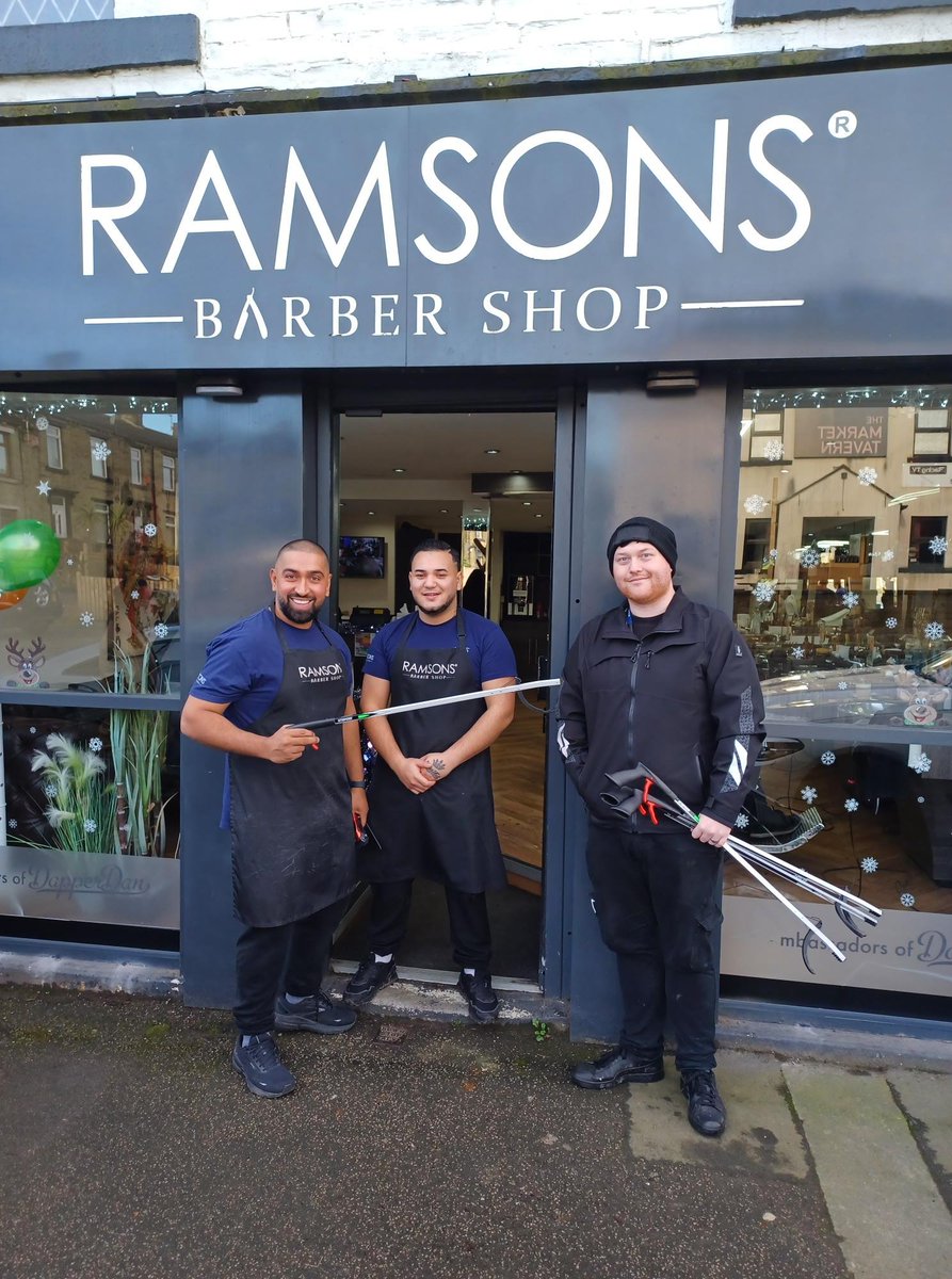 Yesterday Warden Brandon joined Charlotte from Wibsey Clean Team for a walkabout. They spoke with local businesses regarding litterpicking outside of their shops to keep the area clean and tidy. Litterpickers were handed out in preparation for the Wibsey Christmas Market.