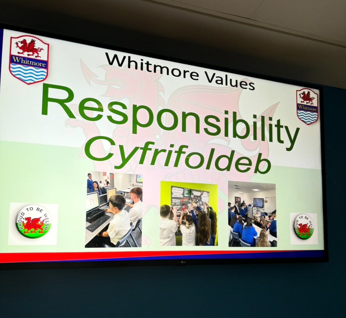 Cymraeg@Whitmore (@cymraegwhs) on Twitter photo 🏴Mae’r arddangosfa y derbynfa wedi ei orffen🤩 Dyma rhai or sleids hyfyrd!
🇬🇧The reception display is complete🤩 Here are a few of many lovely slides! <a href="/CSC_Cymraeg/">🏴CSC Cymraeg CCD 🟦🟩⬜</a> @CSCSiarterIaith 🏴Mae’r arddangosfa y derbynfa wedi ei orffen🤩 Dyma rhai or sleids hyfyrd!
🇬🇧The reception display is complete🤩 Here are a few of many lovely slides! <a href="/CSC_Cymraeg/">🏴CSC Cymraeg CCD 🟦🟩⬜</a> @CSCSiarterIaith